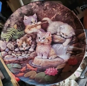 Plato de coleccionista de porcelana Kahla Alemania By the Lily Pond Kitten Jurgen Schotz 19 - Imagen 1 de 2