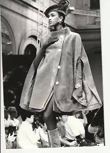 TIRAGE PHOTO Argentique Mode GIVENCHY 1990 Robert Cohen AGIP Défilé de mode 1990 - Foto 1 di 2