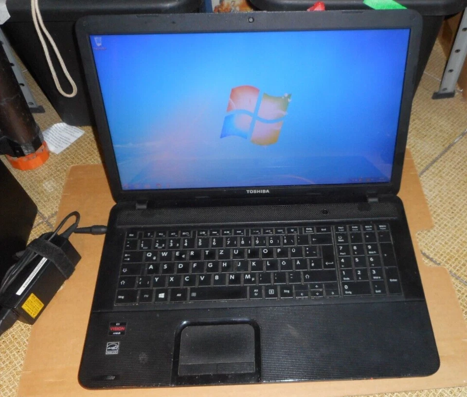 Toshiba Satellite C870 - 11T  Schermo 17,3" - AMD E1-1200 + 8Gb Ram + 640Gb HDD - Immagine 1 di 4