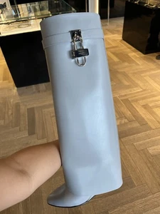 GIVENCHY NUOVO CON SCATOLA $2550,00 scarpe stivali al ginocchio in pelle grigia chiusura a squalo S12 - Foto 1 di 7