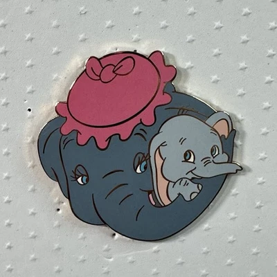 Prendedor LE Abrazo Dumbo Elephant & Mom Mrs. Jumbo Subastas Disney Foto 1 de 2