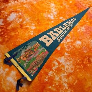 Banderín de fieltro semisuave vintage de pared Drug Badlands South Dakota años 60 8x27" - Imagen 1 de 5