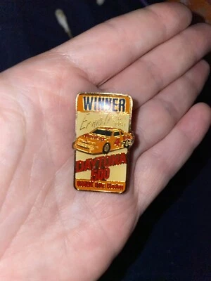 Prendedor deportivo Ernie Irvan 91 Nascar Daytona 500 piloto de carreras de autos de colección solapa esmaltada Foto 1 de 2