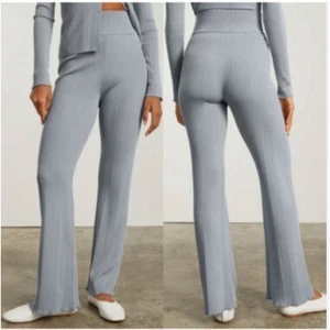 Pantalones acampanados Everlane para mujer de punto acanalado gris perla pierna media ancha - Imagen 1 de 7