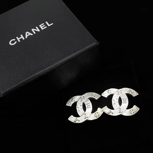 Autentici Orecchini CHANEL Mini Classici Marca Coco Metallo Argento Vintage  - Foto 1 di 9