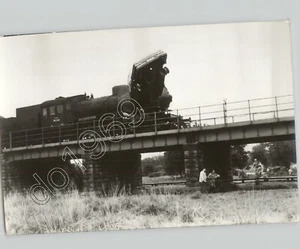 Extraña y notable foto de prensa de accidente de tren de coche suspendido década de 1950 - Imagen 1 de 2