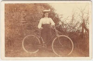 FRÜHES FAHRRAD MIT HÜBSCHEN DAMEN FÜR EINE FAHRT ~ um 1890 - Bild 1 von 1