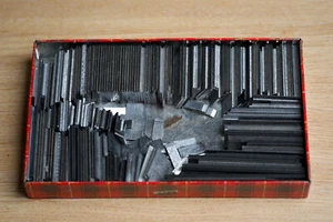 Gemischte Metall Buchdruck Druckkappen ca. 3,4 kg in Shortbread Dose (2388) - Bild 1 von 7