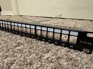 24-port Patchpanel with Management bar and Grounding Cable - Picture 1 of 2