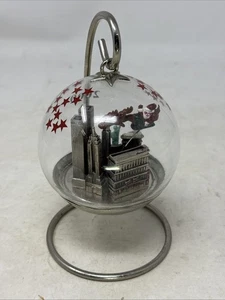 Macy’s Lenox 2000 Santa NYC Skyline Twin Towers Glas Ornament auf Ständer - Bild 1 von 16