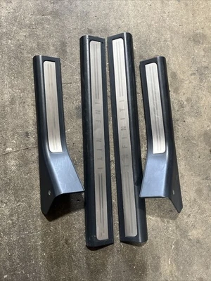 Infiniti G35 2003-2007 sedán delantero y trasero derecho puerta derecha umbral rasguño moldura OEM Foto 1 de 4