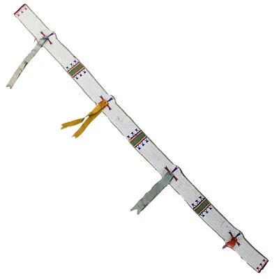 Tira de manta de piel con cuentas para mujer Sioux de la década de 1890 con cintas de seda 58" de largo 2,75" de ancho Foto 1 de 4