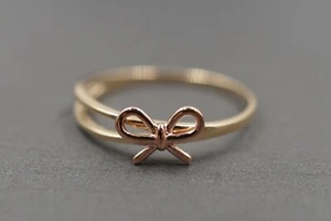 Arco pequeño simple de dos tonos oro amarillo liso de 10 K con anillo de banda delgada. Talla 7,25 - Imagen 1 de 7