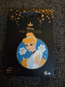 Prendedor Loungefly Disney Princesa Cenicienta Calabaza Circular Ojos Negros Esmalte - Imagen 1 de 2