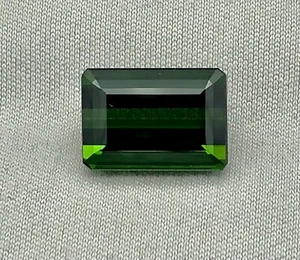 Green Tourmaline. 5.65 Carat, Amazingly Clear, Natural Emerald Cut Gemstone. - Picture 1 of 11