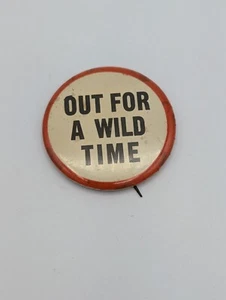 1930er Jahre Out For A Wild Time Humor riskant Celluloid Pinback Knopf - Bild 1 von 3