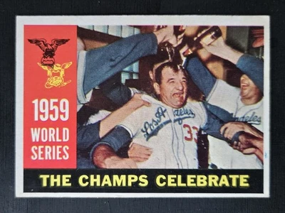 1960 Topps #391 Serie Mundial: Los Campeones Celebran - Los Angeles Dodgers - En muy buen estado Foto 1 de 2