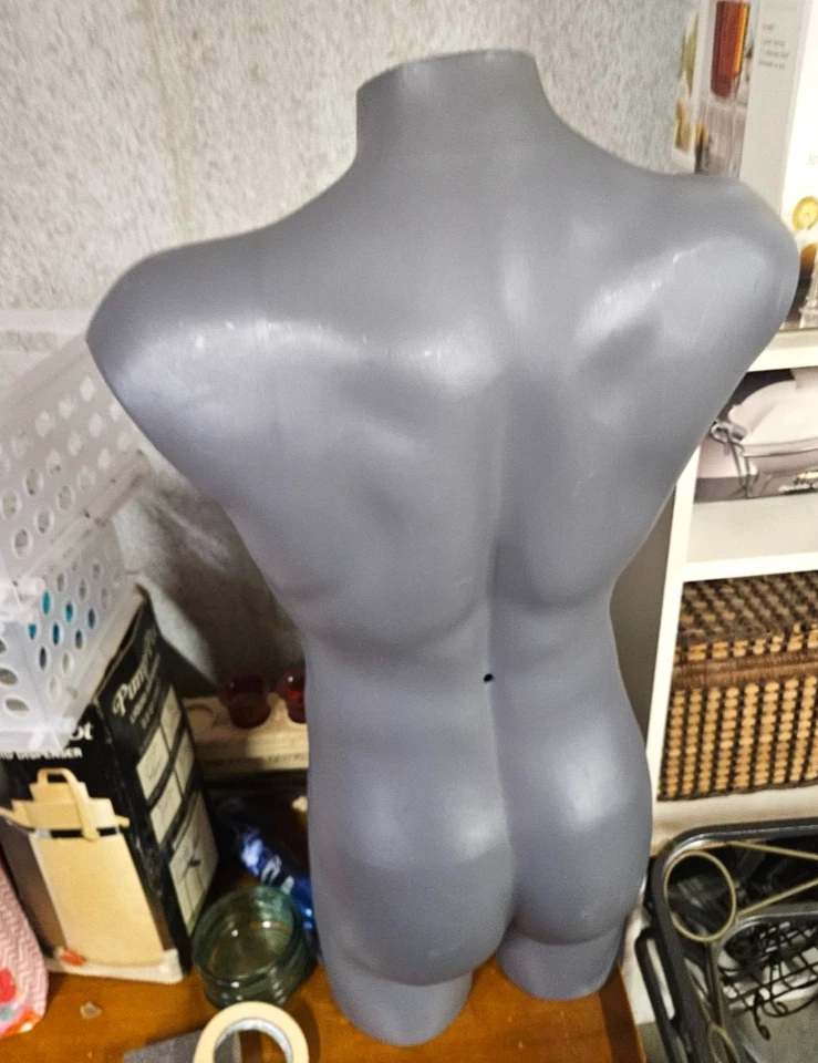 Forma de exhibición de maniquí de torso masculino • Pecho/abdominio completo • Modelo minorista de plástico gris Foto 1 de 2