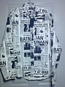 The Hundreds Dark Knight abotonado grande Gotham Times Harvey Dent impresión por todas partes - Imagen 1 de 18