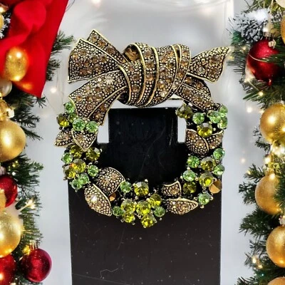 Broche broche corona con pedrería verde lazo de bronce joyería navideña solapa Foto 1 de 4