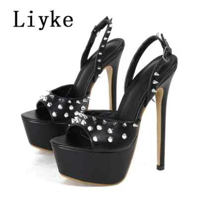 Sandalias de plataforma de tacón alto rosa punta abierta con remache de metal de diseño de marca Liyke Foto 1 de 4