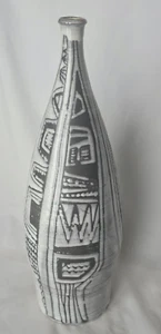 Large sculptural incised abstract decoration studio pottery vase form - Picture 1 of 17