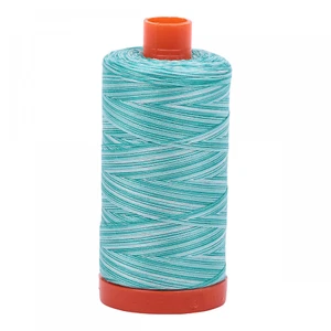 AURIFIL FILO PER TRAPUNTA - 50 WT - 1422 iarde #4654 schiuma turchese variegata - Foto 1 di 1