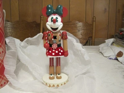 Cascanueces de madera Hallmark Disney Holiday Minnie Mouse 2025 Foto 1 de 4