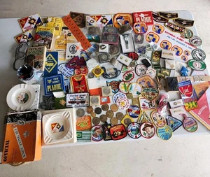 Lotto 130+ monete vintage Boy Scouts Of America toppe fazzoletti da collo fibbie vassoio cenere - Foto 1 di 24