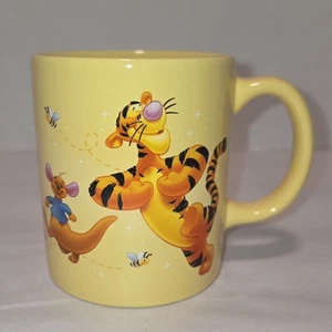 Disney Store Tasse Winnie Puuh gelb Tigger Eeyore Roo Ferkel Kaffee Tee Bar - Bild 1 von 10