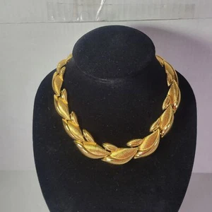 Collana Monet Vintage Statement Elegante Tono Oro Testurizzato Motivo Foglia Collare - Foto 1 di 3