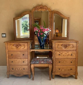 OAKWOOD INTERIORS VERSAILLES VANITY WITH BENCH CARVED RED OAK EXCELLENT USA - Picture 1 of 20