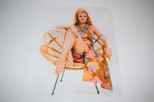 Raquel Welch pinup 8x10 glossy photo Busty Sexy Gorgeous Cleavage 0882 - Picture 1 of 1