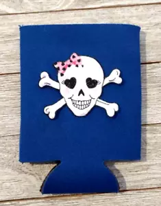 Totenkopf Kreuz Knochen Rosa Schleife Schaum Dose Koozie Blau Bier Soda Zusammenklappbar - Bild 1 von 1