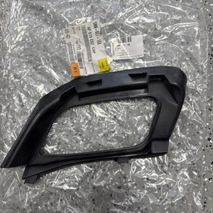 18-21 Volkswagen Tiguan REAR BUMPER RIGHT COVER HEAT CAP 5NN807168 VW OEM - Picture 1 of 3