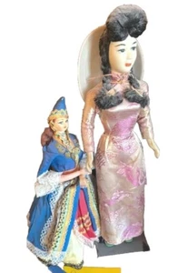 Vintage asiatische und europäische Menge 2 Puppen 12" - 16" FESTLICHE Kostüm Outfits - Bild 1 von 6