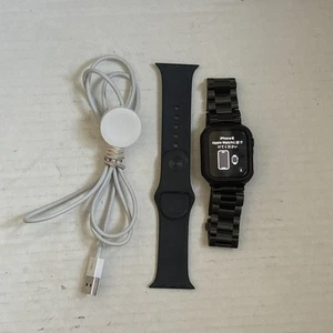 Apple Watch SE 2nd Gen (GPS) 40mm Aluminum Case 2 Bands S/M Black Used - Photo 1 sur 5