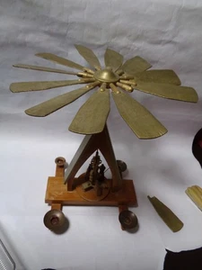 Holz Pyramide Weihnachten Krippe Kerzenbetrieben Windmühle - REPARATURBEDÜRFTIG - Bild 1 von 6