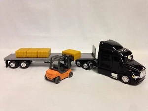Peterbilt 387 Flatbed w/Forklift & Hay Bale Diecast 1:43 Replica,New Ray - Picture 1 of 1