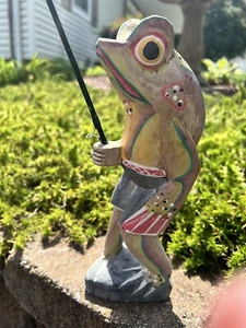 Wooded Frog Sculpture Indonesian Art Figurine w/ Fishing Pole 10" - Imagen 1 de 8