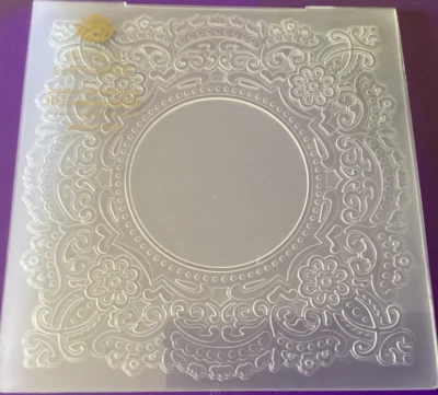 Anna Griffin cartella quadrata in rilievo pizzo stratificato 6x6 RARA - Immagine 1 di 2