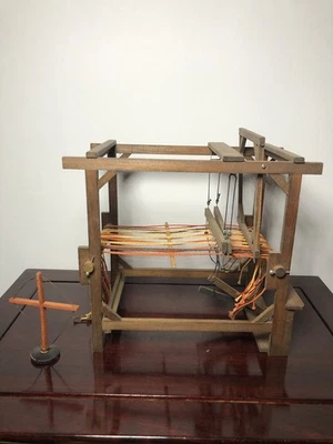 Casa de muñecas artesanal miniatura madera dura telar casa de muñecas miniatura marcado Foto 1 de 4
