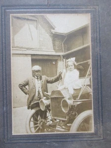 Antik um 1910 Foto Mann & Mädchen mit frühem Ford Model T Messing Ära Auto montiert - Bild 1 von 4