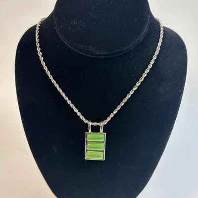 Collar Colgante Vintage Tono Plata Con Diseño Minimalista Verde Arquitectónico Foto 1 de 4