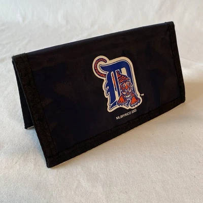 Detroit Tigers 2002 Nylon Folded Wallet. 5 Card Slots 2 Bill Slots. New - Image 1 of 4