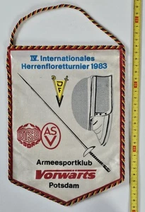 IV INTERNATIONAL MEN'S FOIL TOURNAMENT POTSDAM 1983 EX-DDR - OLD PENNANT - Picture 1 of 2
