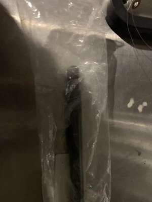 Оригинальный задний левый подъемный цилиндр для Lincoln Navigator 2002-2017 годов выпуска 9L74-78406A11 - Изображение 1 из 3