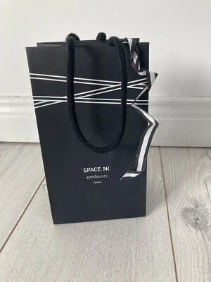 SPACE NK Carrier Gift Bag With Black White Ribbon — 第 1/3 张图片