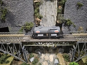 Electrotren Esso Tank Car 1709 HO Scale DC - Picture 1 of 10
