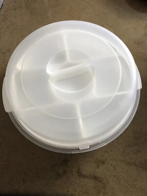 Rubbermaid Servin Saver siete compartimentos divididos contenedor redondo tapa de almendra Foto 1 de 4